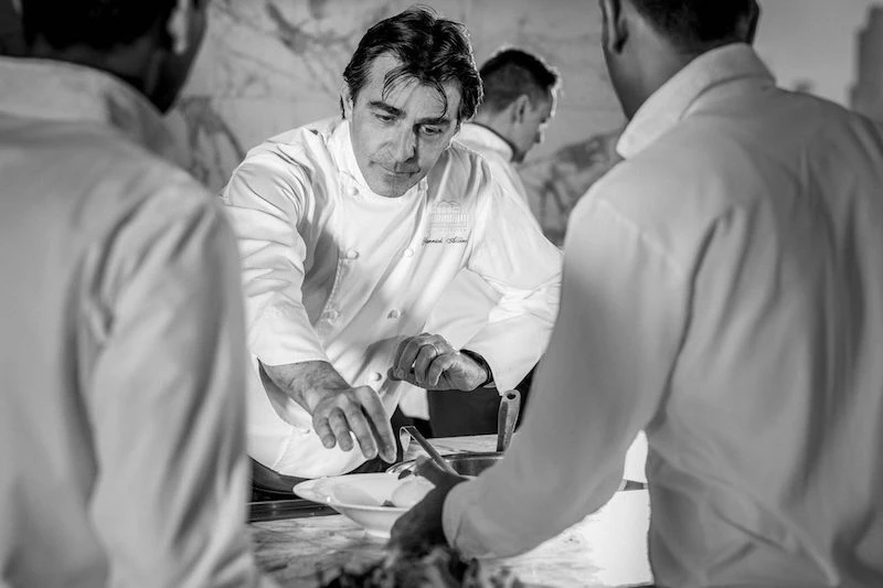 ootp-stay-chef-yannick-service-2-BW
