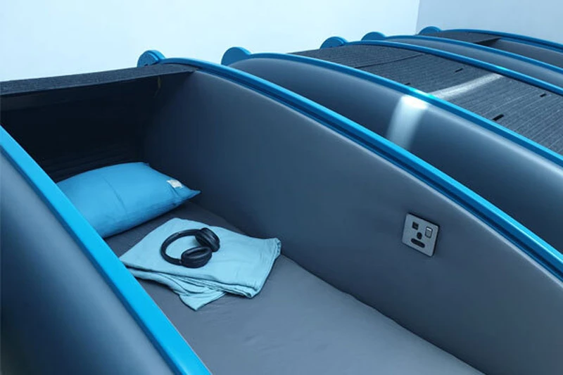 airport sleeping lounge 